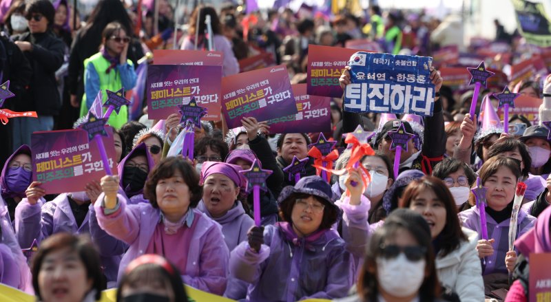 [서울=뉴시스] 김선웅 기자 = 8일 서울 종로구 광화문 인근에서 열린 3.8 세계메이저 토토 사이트 날 기념 제40회 한국여성대회에서 참가 시민들이 성평등 민주주의를 촉구하고 있다. 2025.03.08 mangusta@newsis.com