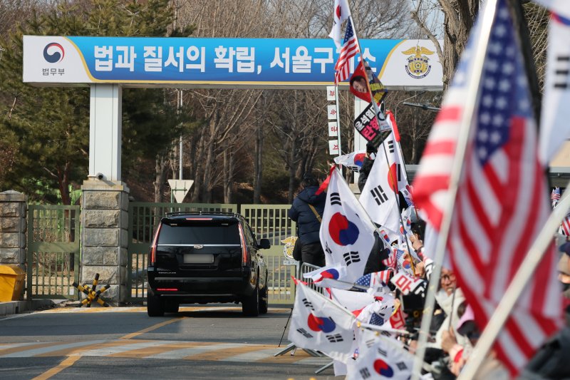 대검찰청이 윤석열 사설 토토의 구속취소 청구를 인용한 법원의 판단을 수용해 즉시 항고를 포기하고 석방 지휘를 지시한 것으로 알려진 8일 오후 경기 의왕시 서울구치소에서 사설 토토 경호처 차량이 정문을 통과해 들어가고 있다. 2025.3.8/뉴스1 ⓒ News1 오대일 기자