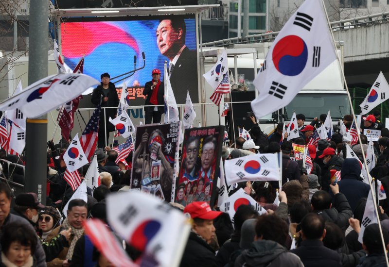 법원이 내란 수괴 혐의로 구속기소된 윤석열 대통령의 구속 취소를 인용한 7일 서울 용산구 한남동 대통령 관저 인근에 윤대통령 사설 토토들이 피켓을 들고 구호를 외치고 있다. 2025.3.7/뉴스1 ⓒ News1 권현진 기자