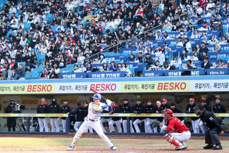 8일 오후 대구 삼성라이온즈파크에서 열린 프로토토 사이트 추천 '2025 신한 SOL 뱅크 KBO 리그' SSG 랜더스와 삼성 라이온즈의 시즌 첫 시범경기를 찾은 야구팬들이 두 팀의 경기를 즐기고 있다. 2025.3.8/뉴스1 ⓒ News1 공정식 기자