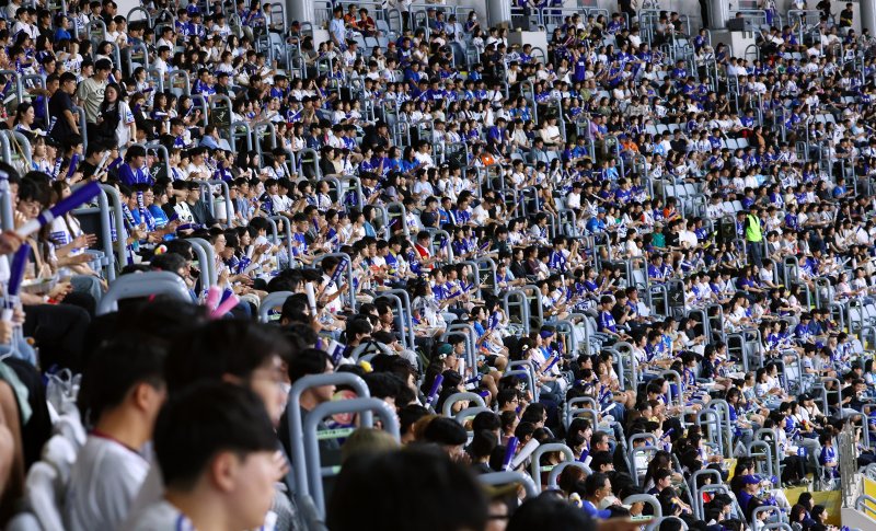 [서울=뉴시스] 전신 기자 = 연일 관중 신기록을 써내려가고 있는 프로야구가 900만 관중 달성을 앞둔 가운데 28일 서울 구로구 고척스카이돔에서 열린 2024 KBO리그 삼성 라이온즈와 키움 히어로즈 사설 토토에서 관중들이 열띤 응원을 하고 있다. 2024.08.28. photo1006@newsis.com