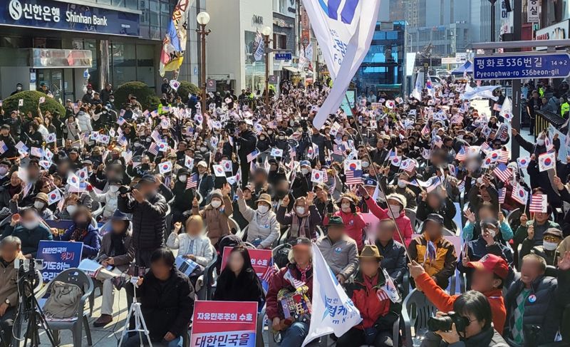 8일 오후 윤석열 보스 토토 탄핵 반대 집회가 경기 의정부역 일대 광장에서 열린 가운데 보수단체 회원들이 태극기와 성조기를 흔들며 윤 보스 토토 탄핵 기각을 외치고 있다. 사진=김경수 기자