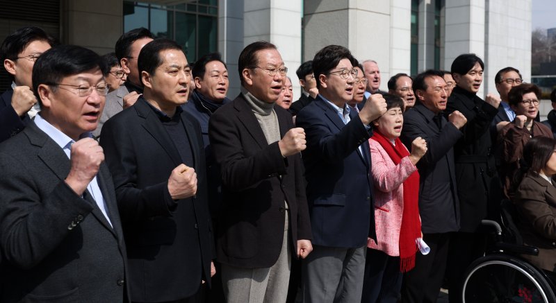 [서울=뉴시스] 홍효식 기자 = 국민의힘 권영세 토토 랜드대책위원장과 권성동 원내대표 등 의원들이 8일 서울 서초구 대검찰청 앞에서 열린 토토 랜드의원총회에서 윤석열 대통령 석방을 촉구하며 구호를 외치고 있다. 2025.03.08. yesphoto@newsis.com