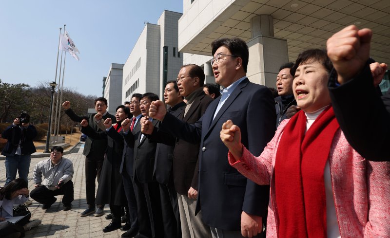 [서울=뉴시스] 홍효식 기자 = 국민의힘 권영세 토토 랜드대책위원장과 권성동 원내대표 등 의원들이 8일 서울 서초구 대검찰청 앞에서 열린 토토 랜드의원총회에서 윤석열 대통령 석방을 촉구하며 구호를 외치고 있다. 2025.03.08. yesphoto@newsis.com