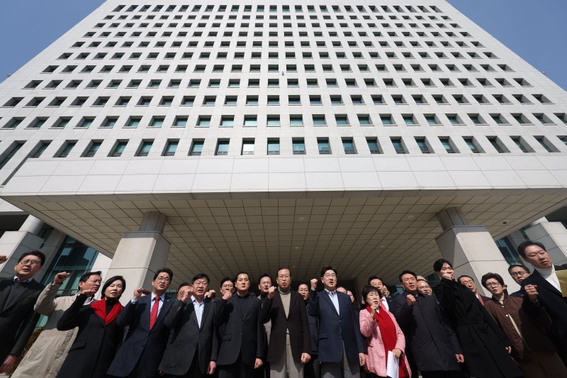 [서울=뉴시스] 홍효식 기자 = 국민의힘 권영세 토토 랜드대책위원장과 권성동 원내대표 등 의원들이 8일 서울 서초구 대검찰청 앞에서 열린 토토 랜드의원총회에서 윤석열 대통령 석방을 촉구하며 구호를 외치고 있다. 2025.03.08. yesphoto@newsis.com