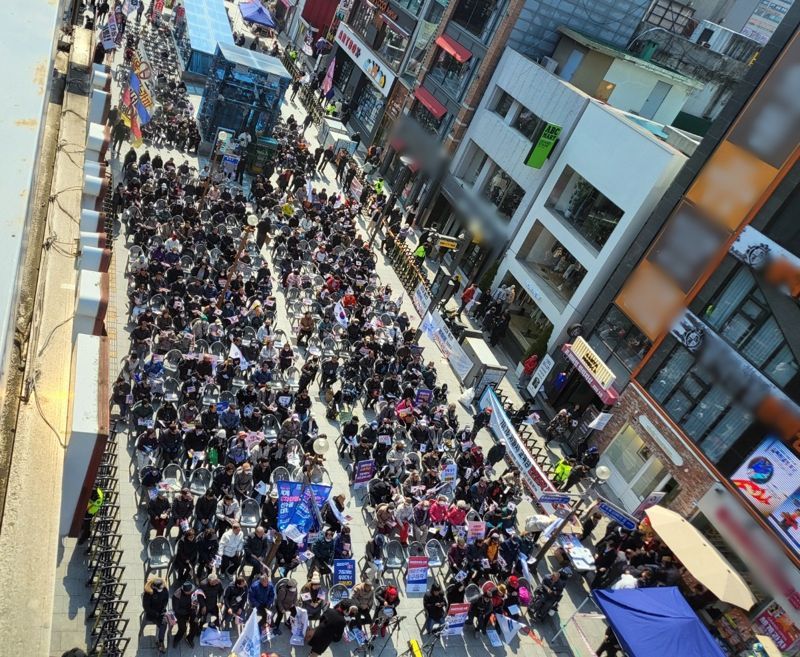 8일 오후 윤석열 보스 토토 탄핵 반대 집회가 경기 의정부역 일대서 열리고 있다. 당초 집회 신고된 인원은 1000명이었지만, 600여명 가량이 집회에 참석해 윤 보스 토토 탄핵 기각을 외쳤다. 사진=김경수 기자