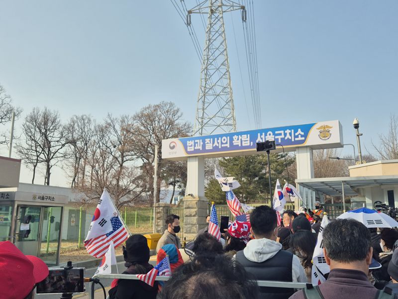 8일 오후 경기 의왕시 서울구치소 앞에서 윤석열 대통령 지지자들이 토토 커뮤니티을 기다리고 있다. 사진=장유하 기자