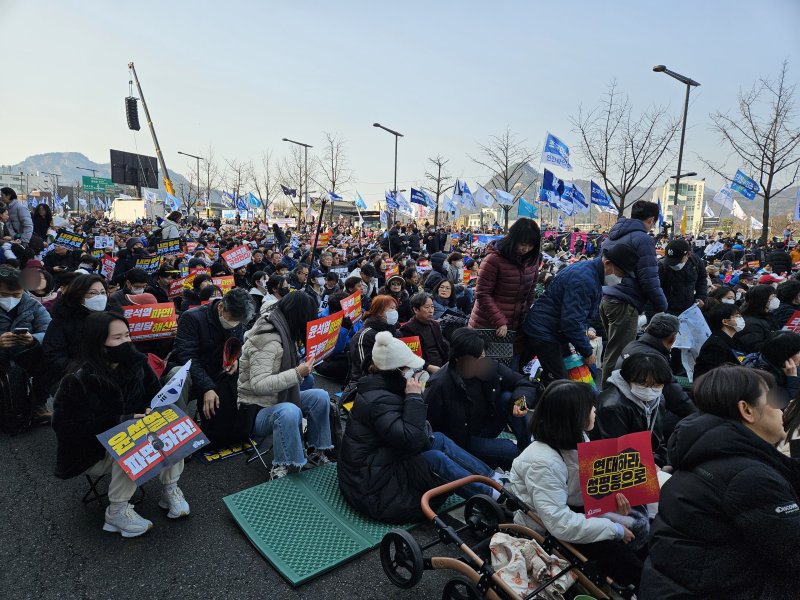 [서울=뉴시스] 오정우 기자 = 윤석열 대통령에 대한 토토 사이트 취소 청구가 받아들여진 가운데, 주말 서울 도심 곳곳에서 이를 규탄하며 탄핵을 촉구하는 목소리가 울려퍼졌다. 2025.03.08. friend@newsis.com *재판매 및 DB 금지