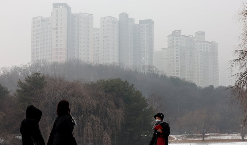 [고양=뉴시스] 전진환 기자 = 지난달 12일 오후 경기도 고양시 호수공원에서 본 도심이 초미세먼지가 섞인 스포츠 토토 배트맨로 덮여 있다 2025.02.12. amin2@newsis.com