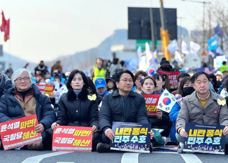 강기정 보스 토토시장이 8일 오후 서울 종로구 안국동 네거리에서 열린 '야5당 공동 내란종식·민주헌정 수호를 위한 윤석열 파면 촉구 범국민대회'에 참가하고 있다. (강기정 시장 측 제공. 재판매 및 DB 금지) 2025.3.8/뉴스1 ⓒ News1 박준배 기자