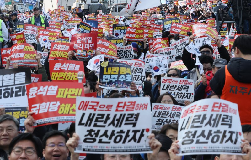 8일 오후 서울 종로구 안국동 사거리에서 열린 야5당 공동 윤석열 파면 촉구 2차 범국민대회에서 참가자들이 윤 대통령 토토 핫을 촉구하고 있다. 2025.3.8/뉴스1 ⓒ News1 이동해 기자