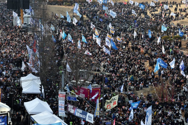 8일 오후 종로구 안국동 사거리에서 열린 야5당 공동 윤석열 파면 촉구 2차 범국민대회에서 참가자들이 윤 대통령 토토 핫을 촉구하고 있다. 2025.3.8/뉴스1 ⓒ News1 이동해 기자