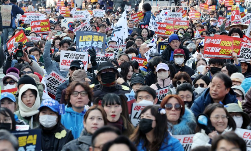 8일 오후 종로구 안국동 사거리에서 열린 야5당 공동 윤석열 파면 촉구 2차 범국민대회에서 참가자들이 윤 대통령 토토 핫을 촉구하고 있다. 2025.3.8/뉴스1 ⓒ News1 이동해 기자