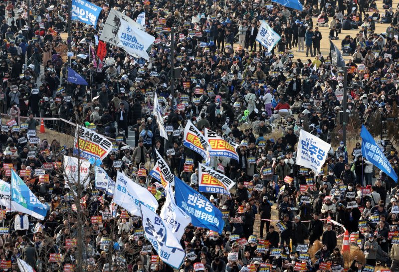 8일 오후 종로구 안국동 사거리에서 열린 야5당 공동 윤석열 파면 촉구 2차 범국민대회에서 참가자들이 윤 대통령 토토 핫을 촉구하고 있다. 2025.3.8/뉴스1 ⓒ News1 이동해 기자