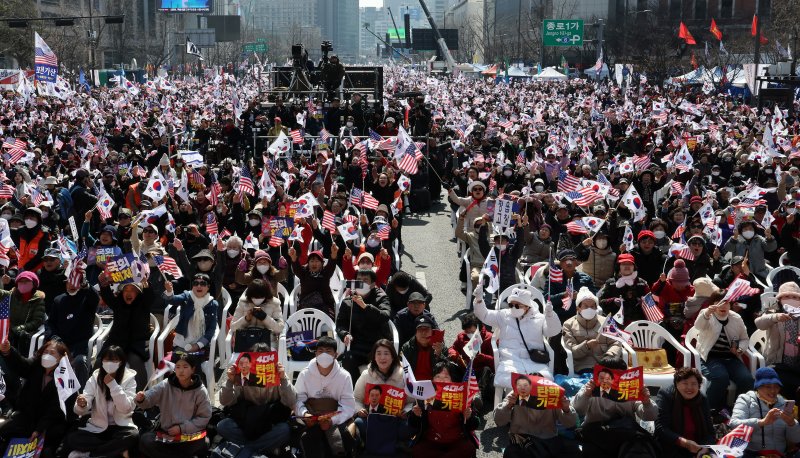 법원의 윤석열 대통령 구속 취소 결정 이후 첫 주말인 8일 오후 광화문 광장 일대에서 열린 자유통일을 위한 국민대회에서 참가자들이 윤 대통령 토토 핫 기각을 촉구하고 있다. 2025.3.8/뉴스1 ⓒ News1 이동해 기자