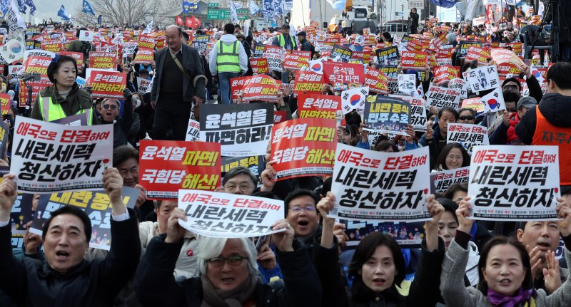 8일 오후 서울 종로구 안국동 사거리에서 열린 야5당 공동 윤석열 파면 촉구 2차 범국민대회에서 참가자들이 윤 대통령 토토 핫을 촉구하고 있다. 2025.3.8/뉴스1 ⓒ News1 이동해 기자