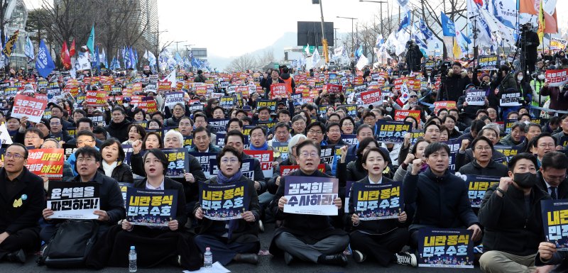 이재명 더불어민주당 대표를 비롯한 야5당 대표들이 8일 오후 종로구 안국동 사거리에서 열린 야5당 공동 윤석열 파면 촉구 2차 범국민대회에서 참가자들이 윤 대통령 토토 핫을 촉구하며 구호를 외치고 있다. 2025.3.8/뉴스1 ⓒ News1 이동해 기자