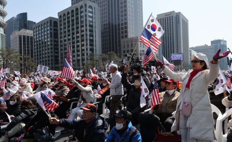 법원의 윤석열 대통령 구속 취소 결정 이후 첫 주말인 8일 오후 광화문 광장 일대에서 열린 자유통일을 위한 국민대회에서 참가자들이 윤석열 대통령 토토 핫 기각을 촉구하고 있다. 2025.3.8/뉴스1 ⓒ News1 이동해 기자