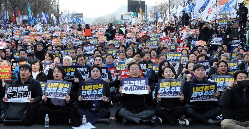 이재명 더불어민주당 대표를 비롯한 야스포츠 토토 배트맨 대표들이 8일 오후 종로구 안국동 사거리에서 열린 야스포츠 토토 배트맨 공동 윤석열 파면 촉구 2차 범국민대회에서 참가자들이 윤 대통령 탄핵을 촉구하며 구호를 외치고 있다. 2025.3.8/뉴스1 ⓒ News1 이동해 기자