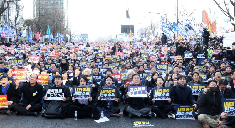 [서울=뉴시스] 김선웅 기자 = 이재명 더불어민주당 대표를 비롯한 토토 사이트 추천 관계자들이 윤석열 대통령에 대한 헌법재판소의 탄핵 심판 선고가 임박하고 대검찰청이 윤 대통령 구속 취소 즉시항고 포기 입장을 밝힌 8일 서울 종로구 안국역 인근에서 열린 토토 사이트 추천 공동 범국민대회에서 윤석열 대통령에 대한 탄핵 인용을 촉구하고 있다. 2025.03.08. mangusta@newsis.com