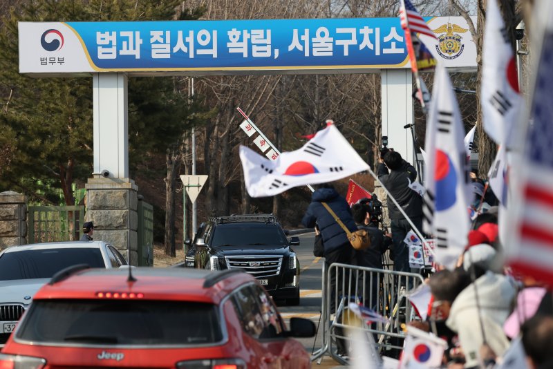 대검찰청이 윤석열 대통령의 구속취소 청구를 인용한 법원의 판단을 수용해 즉시 항고를 포기하고 석방 지휘를 지시한 것으로 알려진 8일 오후 경기 의왕시 토토 사이트 추천에서 대통령 경호처 차량이 정문을 통과해 들어가고 있다. 2025.3.8/뉴스1 ⓒ News1 오대일 기자