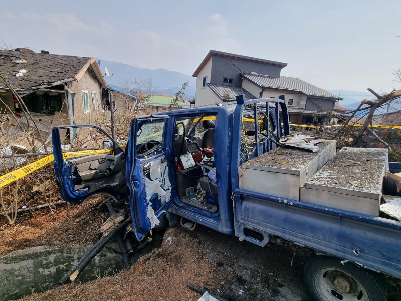 [포천=뉴시스] 김도희 기자 = 경기 배트맨 토토에서 발생한 군 폭탄 오발사고 이틀째인 지난 7일 파손된 트럭 인근이 통제되고 있다. 2025.03.07 kdh@newsis.com