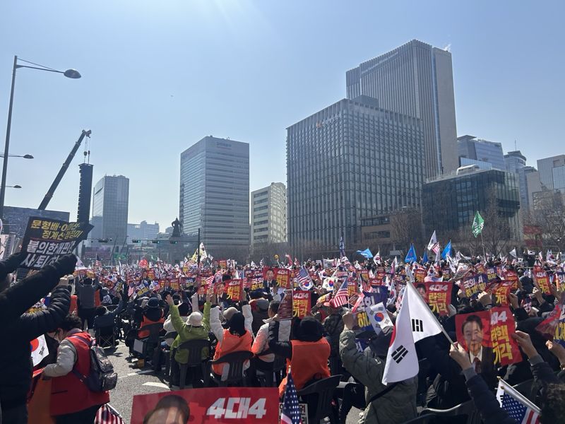 자유통일당이 8일 메이저 토토 사이트 광화문에서 '자유통일을 위한 국민대회'를 열고 있다. 사진=강명연 기자