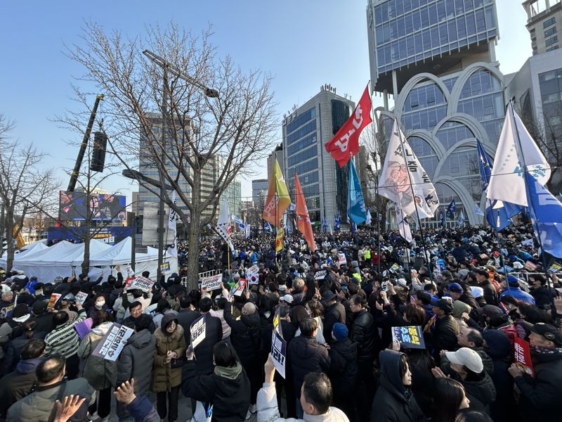 야5당이 안국역 인근에서 개최한 범국민대회에서 이재명 민주당 대표 등이 선언문을 낭독하고 메이저 토토 사이트. 사진=강명연 기자