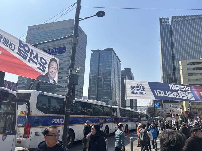 자유통일당 집회가 열리는 종로 교차로에 경찰이 차벽을 세워 통행을 통제하고 메이저 토토 사이트. 사진=강명연 기자