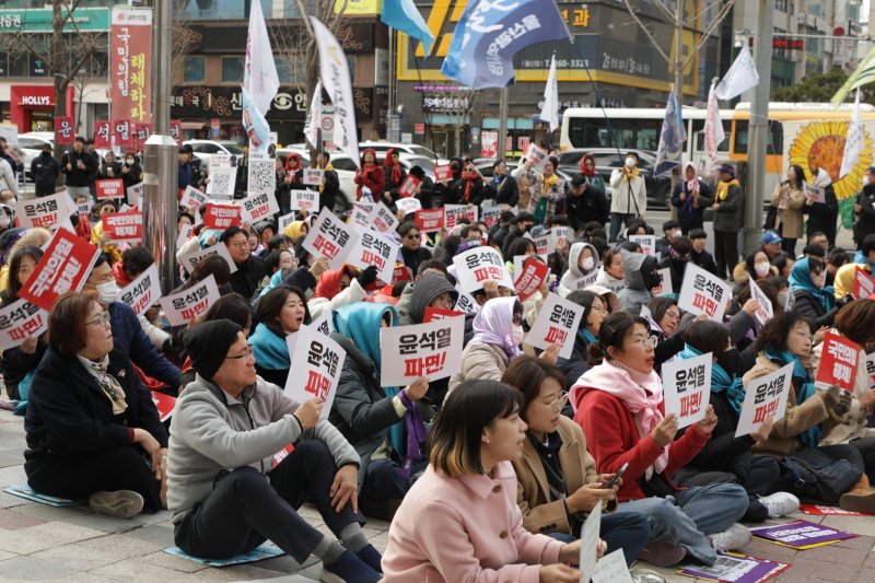 8일 오후 3시 남구 롯데백화점 광장에서는 윤석열즉각퇴진 토토 사이트 순위운동본부 등이 주최한 '윤석열즉각파면 울산시민대회'가 열려 경찰 추산 450여명이 참가했다.2025.3.8./뉴스1 김세은 기자