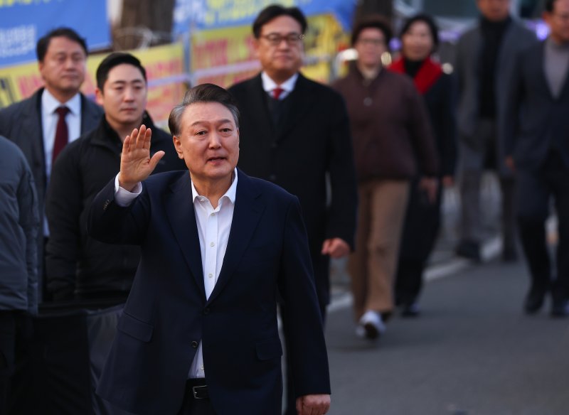 윤석열 대통령, 서울구치소 앞 지지자들에게 인사 (의왕=연합뉴스) 김도훈 기자 = 스포츠 토토된 윤석열 대통령이 8일 경기도 의왕시 서울구치소 앞에서 경호차량에서 내려 걸어가며 지지자들에게 인사하고 있다. 2025.3.8 superdoo82@yna.co.kr (끝)