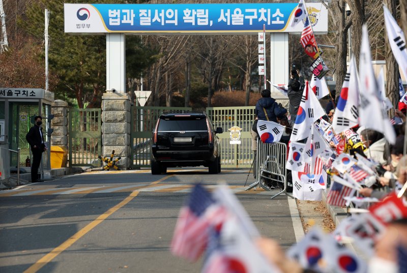 [의왕=뉴시스] 홍효식 기자 = 법원의 윤석열 대통령 구속 취소 결정을 두고 검찰의 입장 발표가 지연되고 있는 8일 경기 의왕시 서울스포츠 토토로 대통령실 경호차량이 들어가고 있다. 2025.03.08. yesphoto@newsis.com