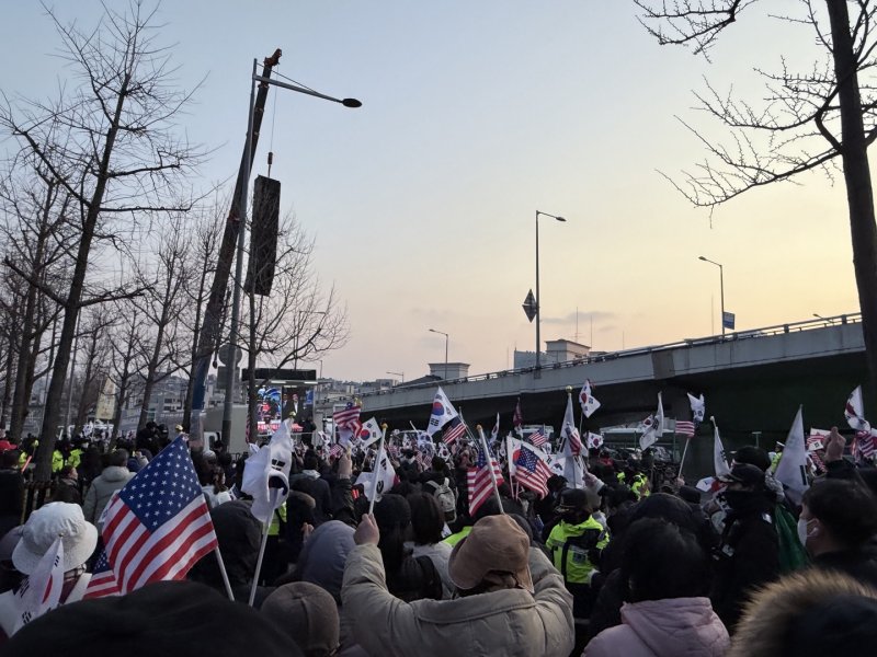 [서울=뉴시스] 한남동 관저에 모인 윤 대통령 스포츠 토토 배트맨이 환호하고 있다. crystal@newsis.com *재판매 및 DB 금지