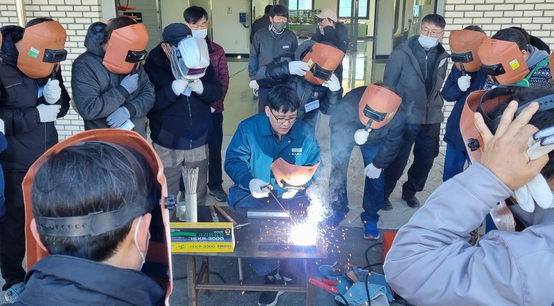 충북도농업기술원 농업토토 베이 안전교육(용접 기초) 모습. (사진=충북도농업기술원 제공) *재판매 및 DB 금지