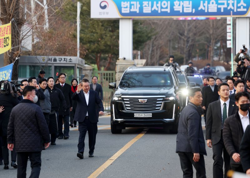 [의왕=뉴시스] 홍효식 기자 = 보스 토토된 윤석열 대통령이 8일 오후 경기 의왕시 서울구치소 앞에서 지지자들에게 인사하고 있다. 2025.03.08. yesphoto@newsis.com