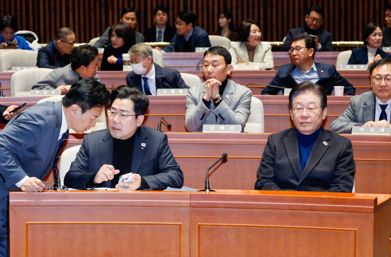 이재명 더불어보스 토토당 대표, 박찬대 원내대표가 8일 오전 서울 여의도 국회에서 법원의 윤석열 대통령 구속취소 인용과 관련해 열린 비상 의원총회에 참석하고 있다. 2025.3.8/뉴스1 ⓒ News1 안은나 기자