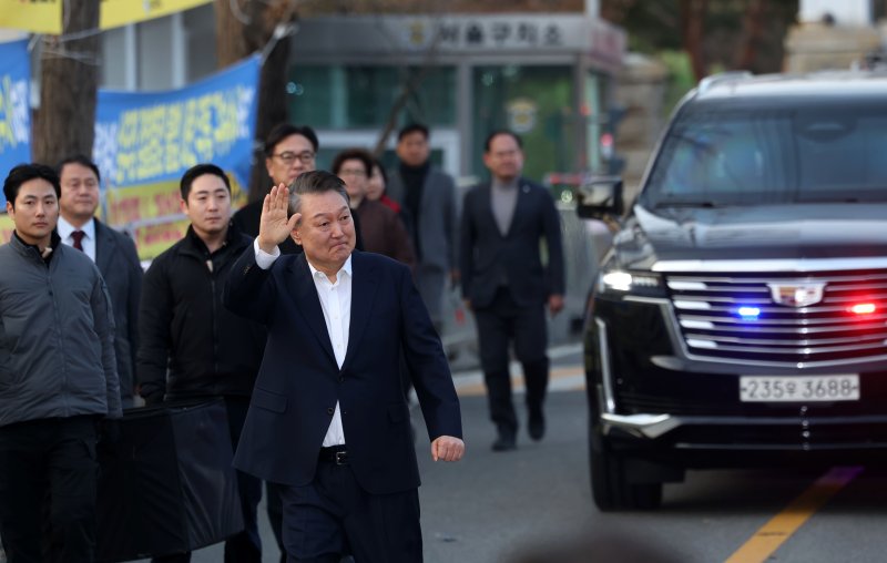 [의왕=뉴시스] 홍효식 기자 = 토토 커뮤니티된 윤석열 대통령이 8일 오후 경기 의왕시 서울구치소 앞에서 지지자들에게 인사하고 있다. 2025.03.08. yesphoto@newsis.com