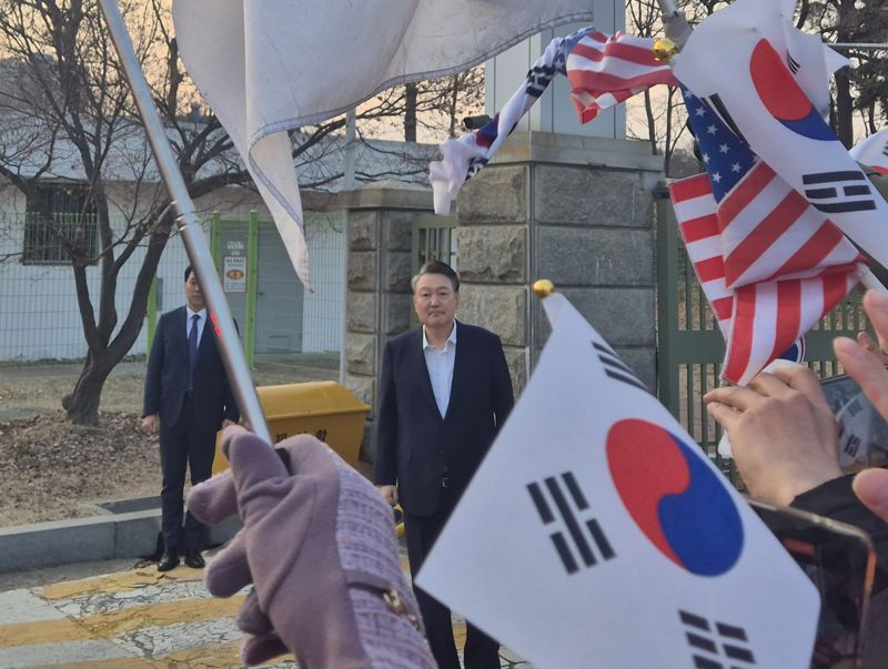 8일 오후 5시 48분께 윤석열 대통령이 경기 의왕시 서울구치소 앞에서 토토 커뮤니티을 향해 인사하고 있다. 사진=장유하 기자