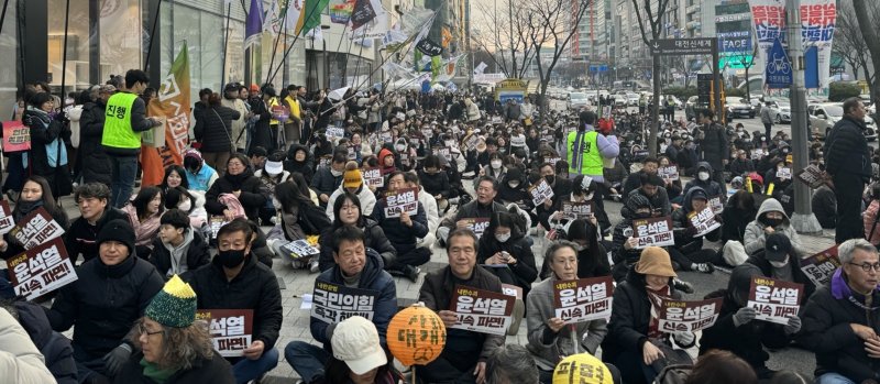 윤석열정권퇴진 토토 사이트 순위운동본부는 8일 오후 5시 토토 사이트 순위 서구 둔산로에서 28차 토토 사이트 순위시민대회를 개최했다. 집회에 참가한 시민들이 '윤석열 신속 탄핵' 등 구호가 적힌 피켓을 들고 있다. 2025. 3. 8 /뉴스1 ⓒ News1 양상인 기자