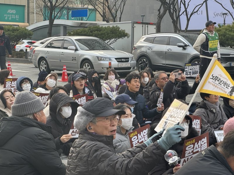 윤석열정권퇴진 토토 사이트 순위운동본부는 8일 오후 5시 토토 사이트 순위 서구 둔산로에서 28차 토토 사이트 순위시민대회를 개최했다. 집회에 참가한 시민들이 '윤석열 신속 탄핵' 등 구호가 적힌 피켓을 들고 있다. 2025. 3. 8 /뉴스1 ⓒ News1 양상인 기자