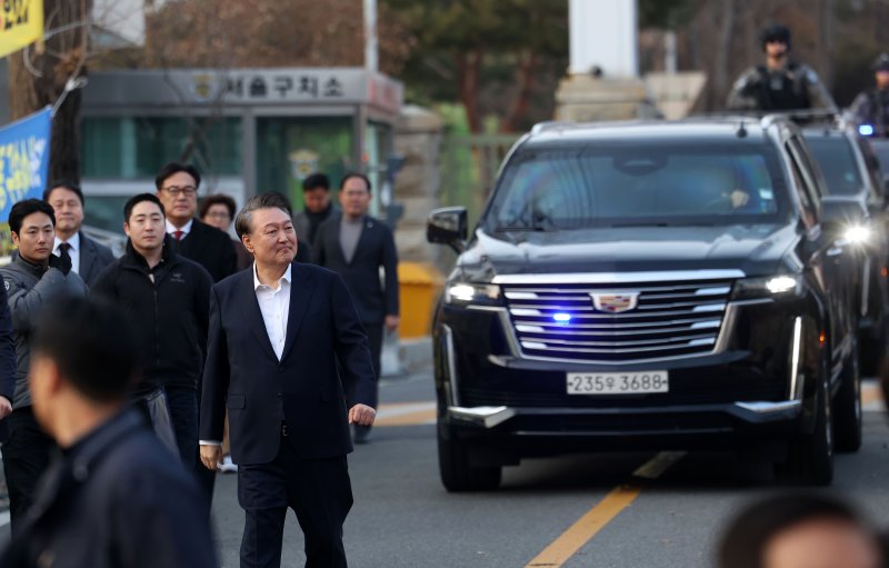 [의왕=뉴시스] 홍효식 기자 = 스포츠 토토된 윤석열 대통령이 8일 오후 경기 의왕시 서울구치소 앞에서 지지자들에게 인사하고 있다. 2025.03.08. yesphoto@newsis.com