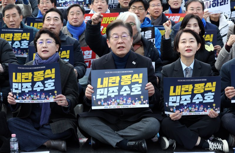 이재명 더불어민주당 대표(앞줄 가운데), 김선민 조국혁신당 대표 권한대행, 김재연 진보당 대표가 8일 오후 종로구 안국동 사거리에서 열린 야5당 공동 윤석열 파면 촉구 2차 범국민대회에서 참가자들이 윤 대통령 토토 핫을 촉구하며 구호를 외치고 있다. /사진=뉴스1