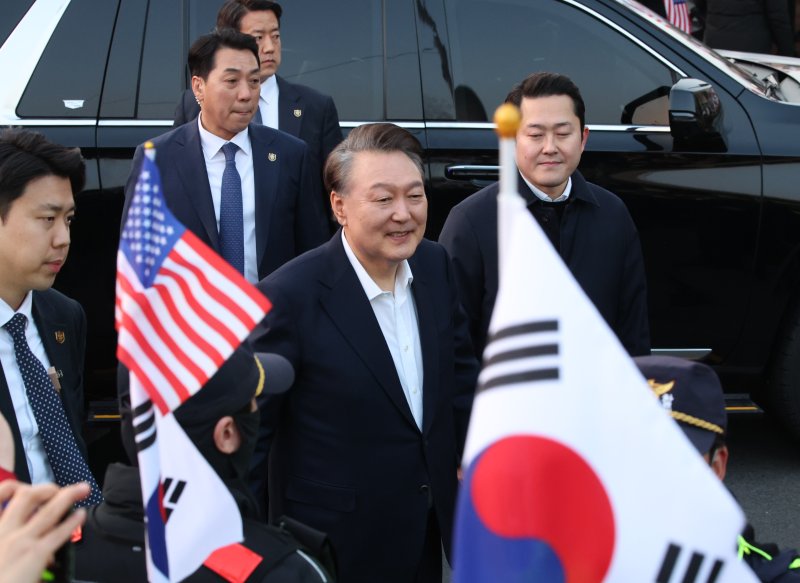 [서울=뉴시스] 김금보 기자 = 석방된 윤석열 대통령이 8일 오후 서울 용산구 한남동 관저 입구에서 스포츠 토토들에게 인사하고 있다. 2025.03.08. kgb@newsis.com