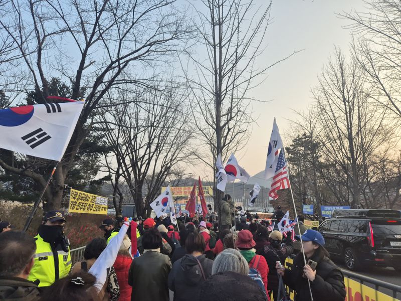 8일 오후 경기 의왕시 서울구치소 앞에서 토토 커뮤니티이 윤 대통령을 쫓아가고 있다. 사진=장유하 기자