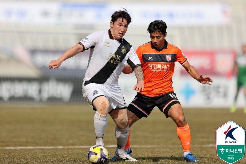 [서울=뉴시스] 프로축구 K리그2 경남FC의 박한빈, 토토 사이트 추천FC의 최명희. (사진=한국프로축구연맹 제공) *재판매 및 DB 금지