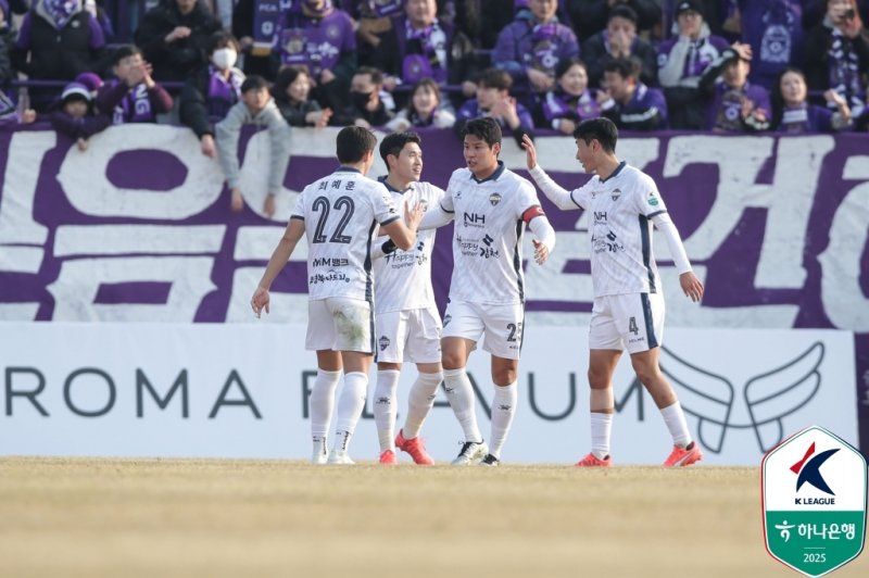 젠 토토을 상대로 골을 터뜨린 이동경(가운데)(한국프로축구연맹 제공)