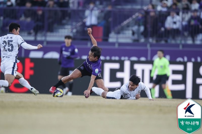 젠 토토과 김천의 경기 모습(한국프로축구연맹 제공)