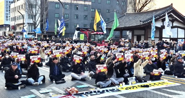 8일 오후 전북 메이저 토토 사이트 객사 앞에서 '윤석열 탄핵 촉구 전북도민대회' 참가자들이 구호를 외치고 있다. 2025.3.8/뉴스1 ⓒ News1 강교현 기자