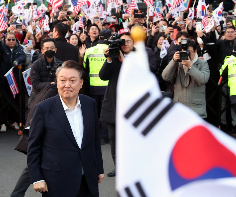 석방된 윤석열 대통령이 지난달 8일 오후 서울 용산구 한남동 관저 입구에서 지지자들에게 인사하고 있다. 사진=뉴시스