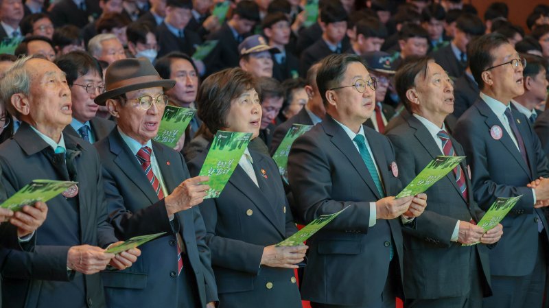 강정애 국가보훈부 장관이 8일 오전 대전 유성구 한밭대학교에서 열린 제65주년 토토 사이트 추천 기념식에 참석해 3·8찬가를 부르고 있다. (국가보훈부 제공, 재판매 및 DB 금지) 2025.3.8/뉴스1